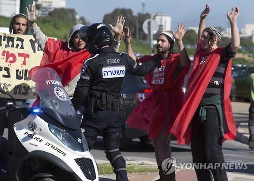 팔레스타인 가정집 방화사건 용의자 재판에 항의시위를 벌이는 이스라엘 극우파 청년들 (EPA=연합뉴스)