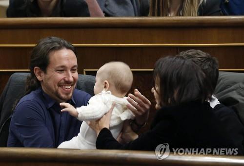 베스칸사 의원의 아들을 웃으며 안아주는 파블로 이글레시아스 포데모스 대표 (EPA=연합뉴스)