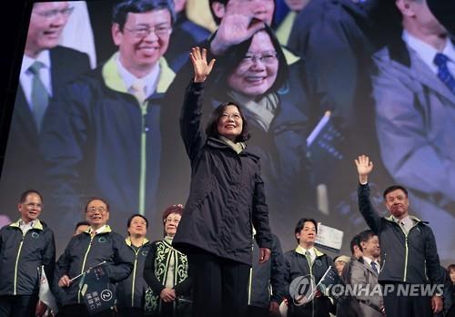 선거승리 후 지지자들에 답하는 차이잉원 총통 당선인 (AP=연합뉴스)