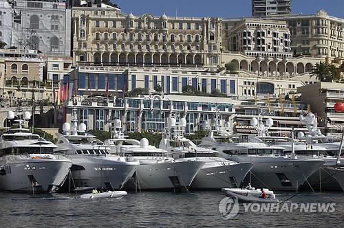 모나코항에 즐비한 호화 요트들 (AP=연합뉴스 자료사진)