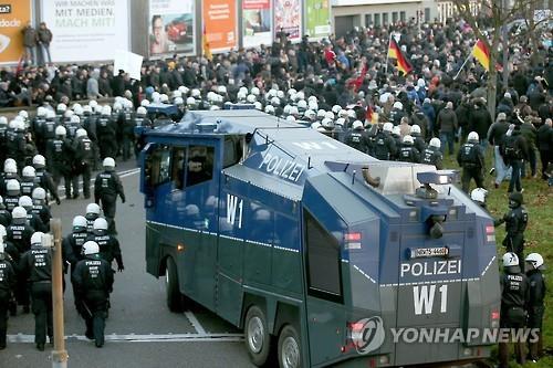 쾰른서 '난민 성범죄' 항의 시위 (AP=연합뉴스DB)