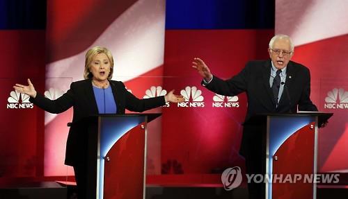 민주당 4차 TV토론장의 힐러리 클린턴(왼쪽)과 버니 샌더스(오른쪽) / AP Photo/Mic Smith