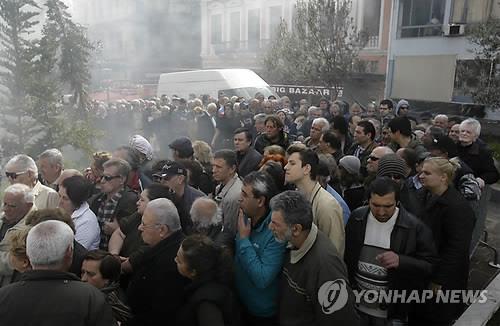 무료급식 받으려 줄선 그리스인들 (AP=연합뉴스 자료사진)