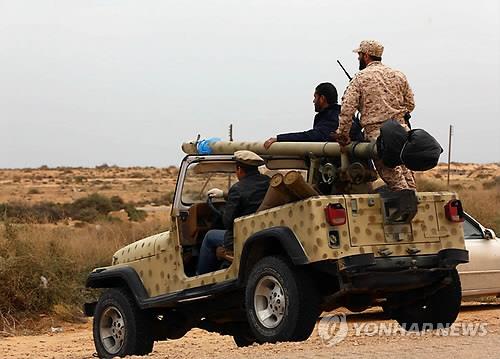 시르테 외곽에서 IS에 포격을 준비 중인 리비아 병사 (EPA=연합뉴스)