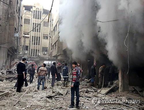 지난해 12월 공습을 당한 시리아 '두마' 사진(Douma Revolution via AP) 