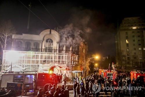 이란 시위대 사우디 대사관 방화 (AP=연합뉴스)