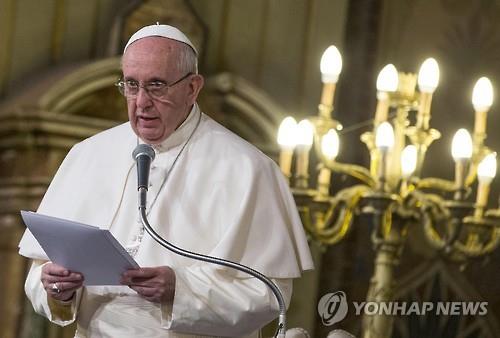 지난 17일 로마의 유대교 회당을 방문한 프란치스코 교황 (EPA=연합뉴스)