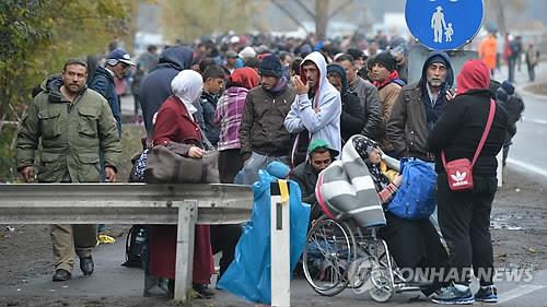 오스트리아의 독일 국경에서 대기 중인 난민 (자료사진, 이 기사 내용과 무관. AP=연합뉴스DB)