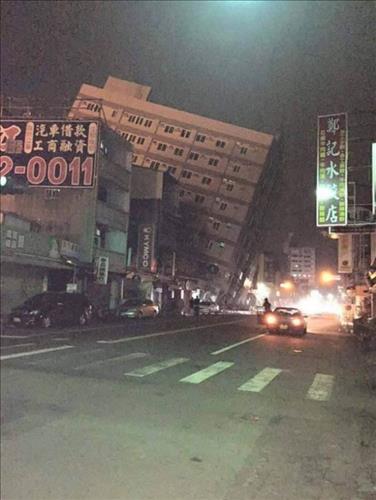 지진으로 반파된 대만 타이난의 한 건물 (차이나타임스 캡처)