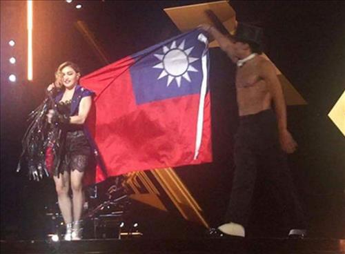 대만 타이베이 공연 도중 국기를 펼친 마돈나 <<인디펜던트 캡처>>