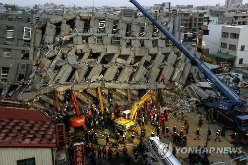 지진으로 무너진 타이난시 웨이관진룽 빌딩(EPA=연합뉴스)