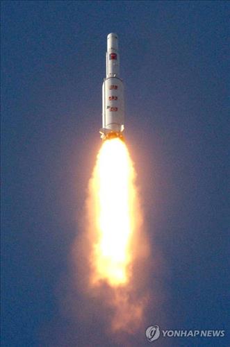 <北미사일 발사> 공중으로 치솟는 로켓
