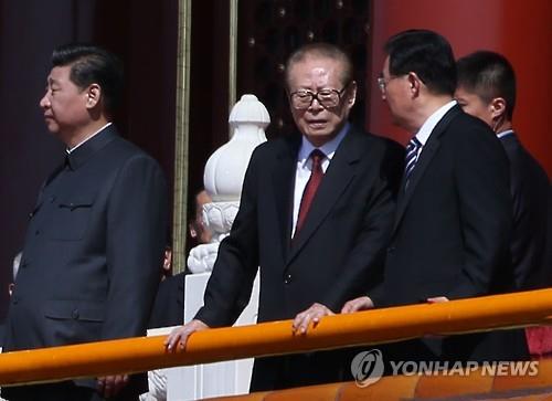 2015년 9월 중국 전승절 열병식 당시 시진핑 주석이 장쩌민·후진타오 전 주석과 톈안먼성루에 올라있다.(연합뉴스DB)
