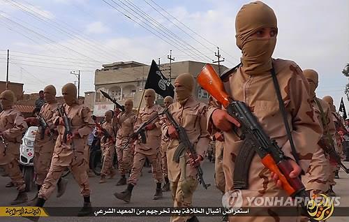 '새끼 사자'로 알려진 이슬람국가(IS)의 소년병들이 이라크 모술에서 행진하는 장면(AP=연합뉴스 DB)
