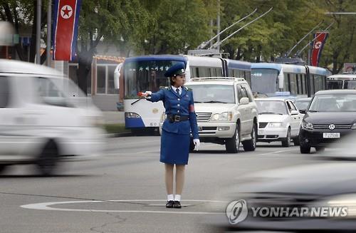 북한 평양의 여성 교통정리원 (AP=연합뉴스 자료사진)