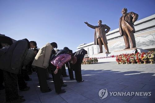 평양 만수대에 있는 김일성 부자의 대형 동상 (AP=연합뉴스)