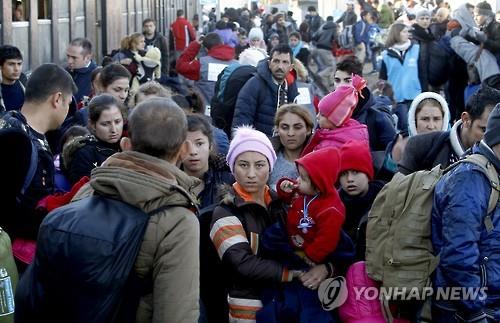 마케도니아 기차역에 도착한 난민들 (AP=연합뉴스)