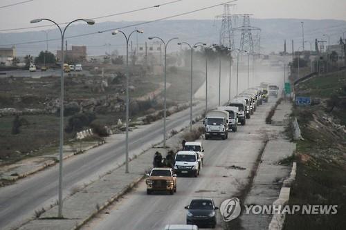 17일 시리아 고립지역에 도착한 유엔 등의 구호물자 트럭 행렬 (AFP=연합뉴스)