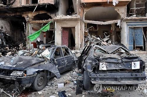 시리아 홈스에서 벌어진 차량 자폭테러 현장 (AFP=연합뉴스)
