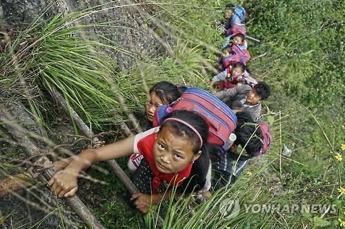 수직 암벽타고 하교하는 아투러얼 아이들 [AP=연합뉴스]