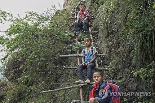 암벽 타고 하교하는 아투러얼 아이들 [AP=연합뉴스]