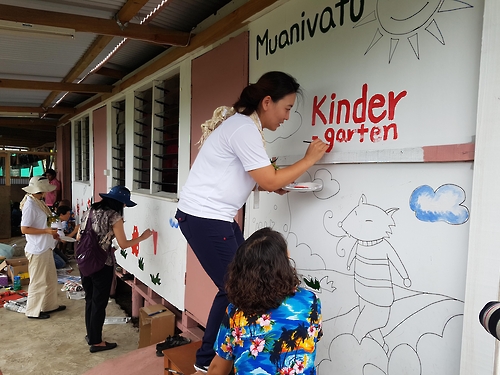 '드림 유치원' 외벽에 벽화 그리는 봉사단원들