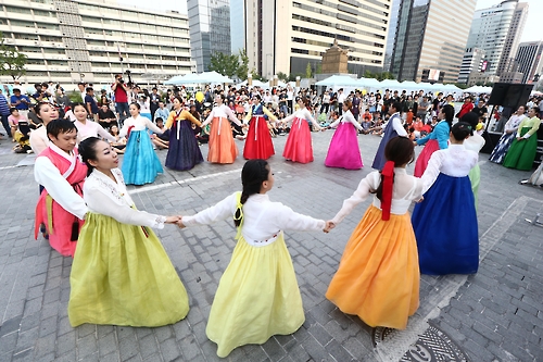 서울 종로 한복축제…광화문광장에서 1천여명 강강술래