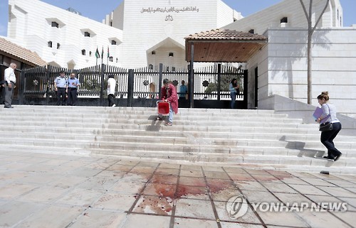 총격 사건이 벌어진 요르단 법원 앞 [AFP=연합뉴스]