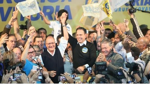 상파울루 시장 선거에서 승리한 주앙 도리아 후보(오른쪽 검은색 옷)