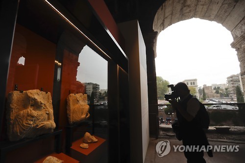  IS가 파괴한 시리아 문화재가 로마 콜로세움에서 전시됐다.[AFP=연합뉴스] 