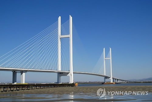 공사 마무리 만 24개월째 미개통된 신압록강대교. [연합뉴스 자료사진]