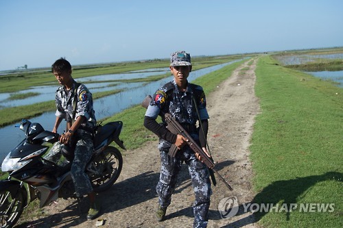 로힝야족 마을 봉쇄한 채 토벌작전 벌이는 미얀마군[AFP=연합뉴스 자료사진] 