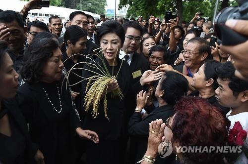 지지자들로부터 벼 이삭을 선물받은 잉락 전 태국 총리[AFP=연합뉴스]