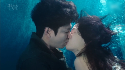 An underwater kiss scene from 'The Legend of the Blue Sea' (copyright SBS)
