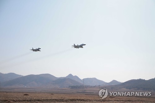 북한 전투기 비행훈련 장면[연합뉴스DB]