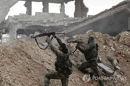 알레포에서 반군을 상대로 전투를 하는 시리아 정부군[AFP=연합뉴스 자료 사진]