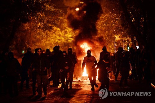 6일 그리스 아테네 도심에서 경찰과 시위대가 충돌해 거리에 화염이 일고 있다. 