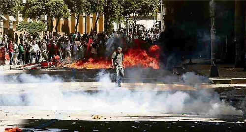 리우 주 공무원들이 당국의 긴축 조치에 반발해 시위를 벌였다.