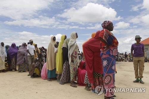 나이지리아 난민촌에서 식량을 기다리는 여성들 