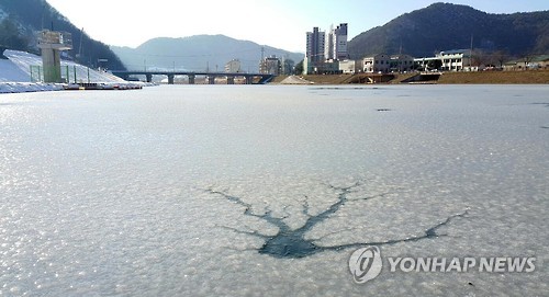 추위가 반가운 강원 겨울축제장…낚시터 결빙 시작_1