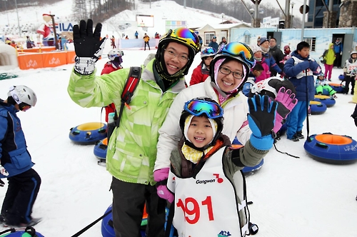 하얀 설국은 꿈…무더운 동남아 떠나 한국 스키장으로