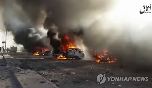 국제연합군의 IS 거점 공습으로 불타는 차량들