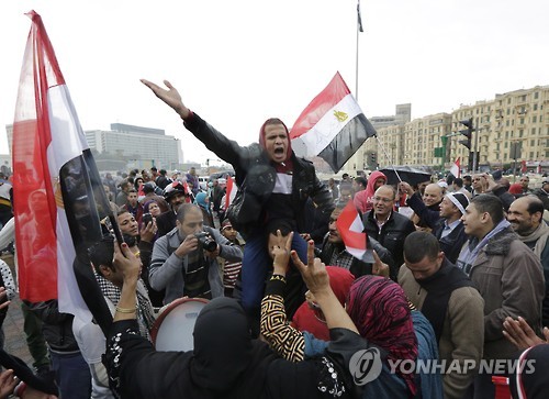 이집트 국기를 든 카이로의 시민 모습 [AP=연합뉴스 자료사진]