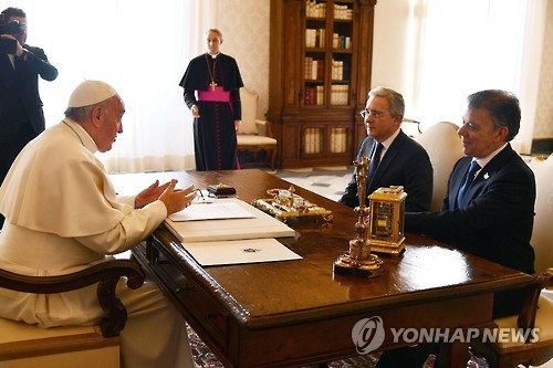 16일 콜롬비아 전·현직 대통령과 만나 평화이행을 당부한 프란치스코 교황