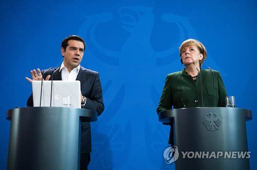 베를린 찾은 치프라스 그리스 총리(왼쪽)와 메르켈 독일 총리(EPA=연합뉴스)