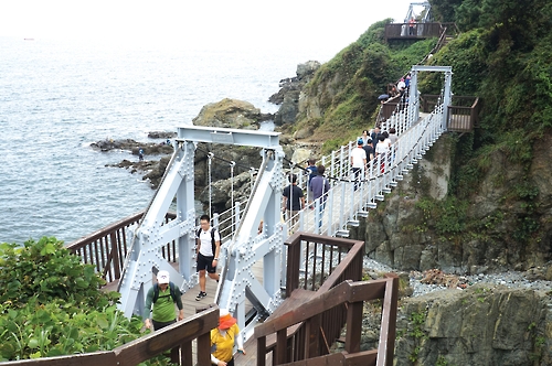 이기대 해안 산책로 구름다리 [부산 남구청 제공=연합뉴스]