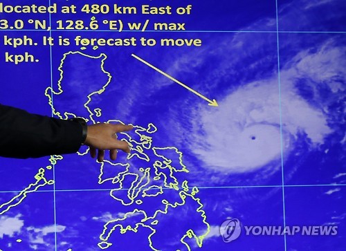 필리핀에 접근하는 26호 태풍 '녹텐'[EPA=연합뉴스]