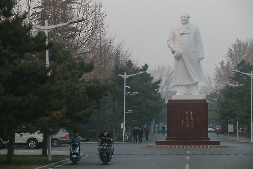 중국 베이징체육대학 남문에 서있는 마오쩌둥 동상.출처:글로벌타임스