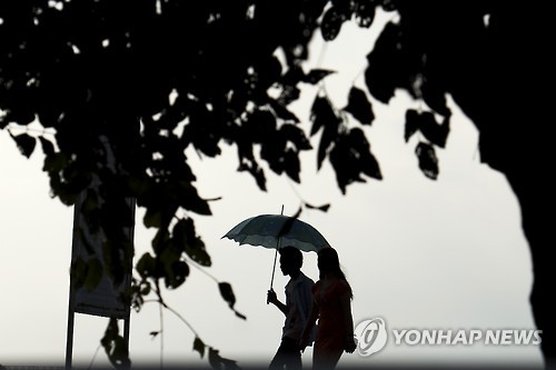 미얀마의 연인들[AFP=연합뉴스]