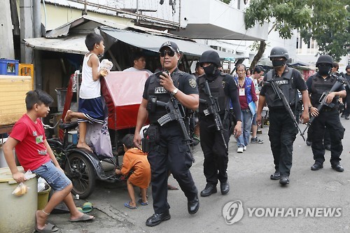 마약단속에 나선 필리핀 경찰[AP=연합뉴스 자료사진]